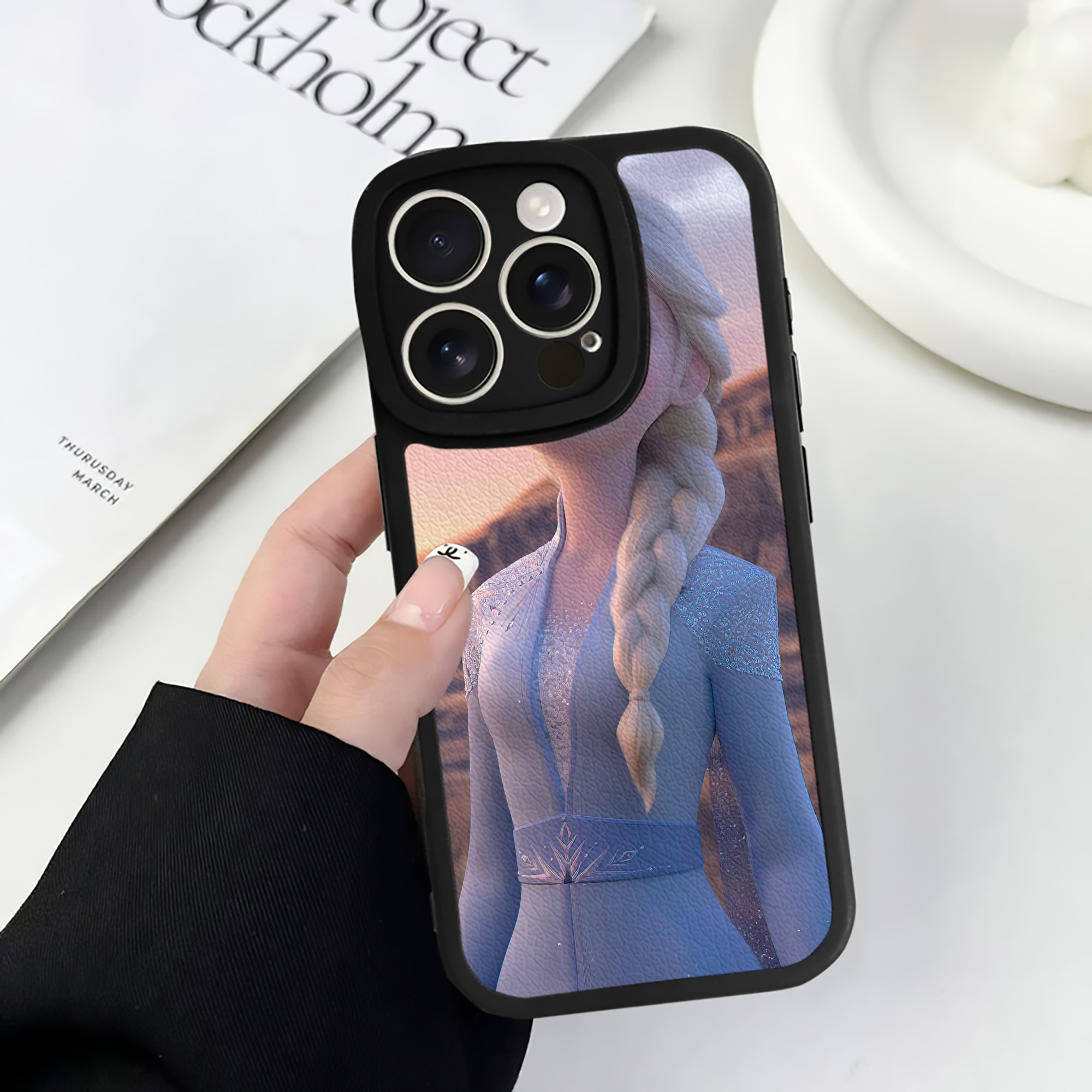 （画像用） アナと雪の女王 アンナ エルサ Frozen Anna Elsa 【iPhone 16シリーズ対応】シリコンスマホケース（レザー調） 材質：シリコン
